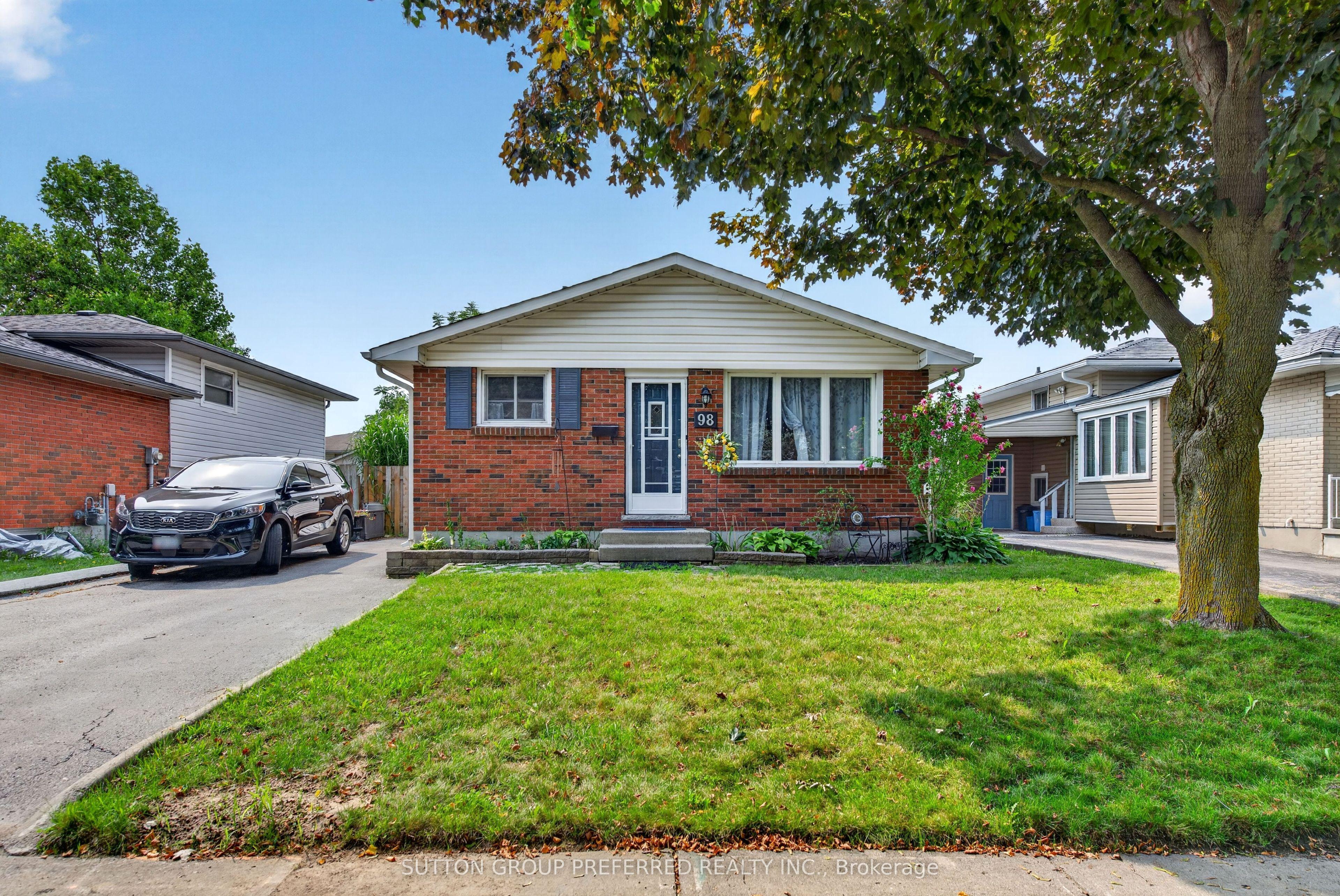 98 Surrey Crescent — photo 1