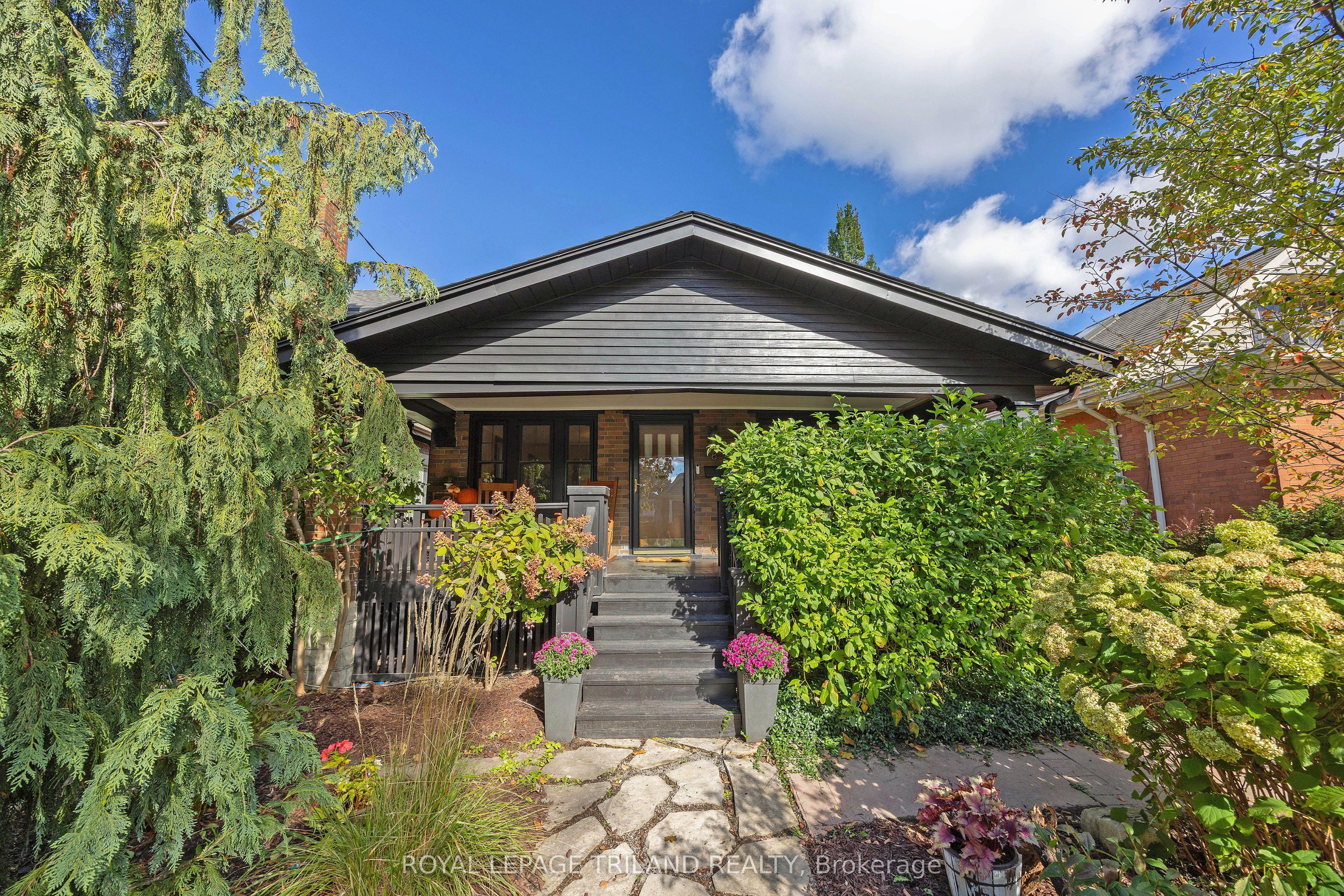 8 McKenzie Avenue — photo 1