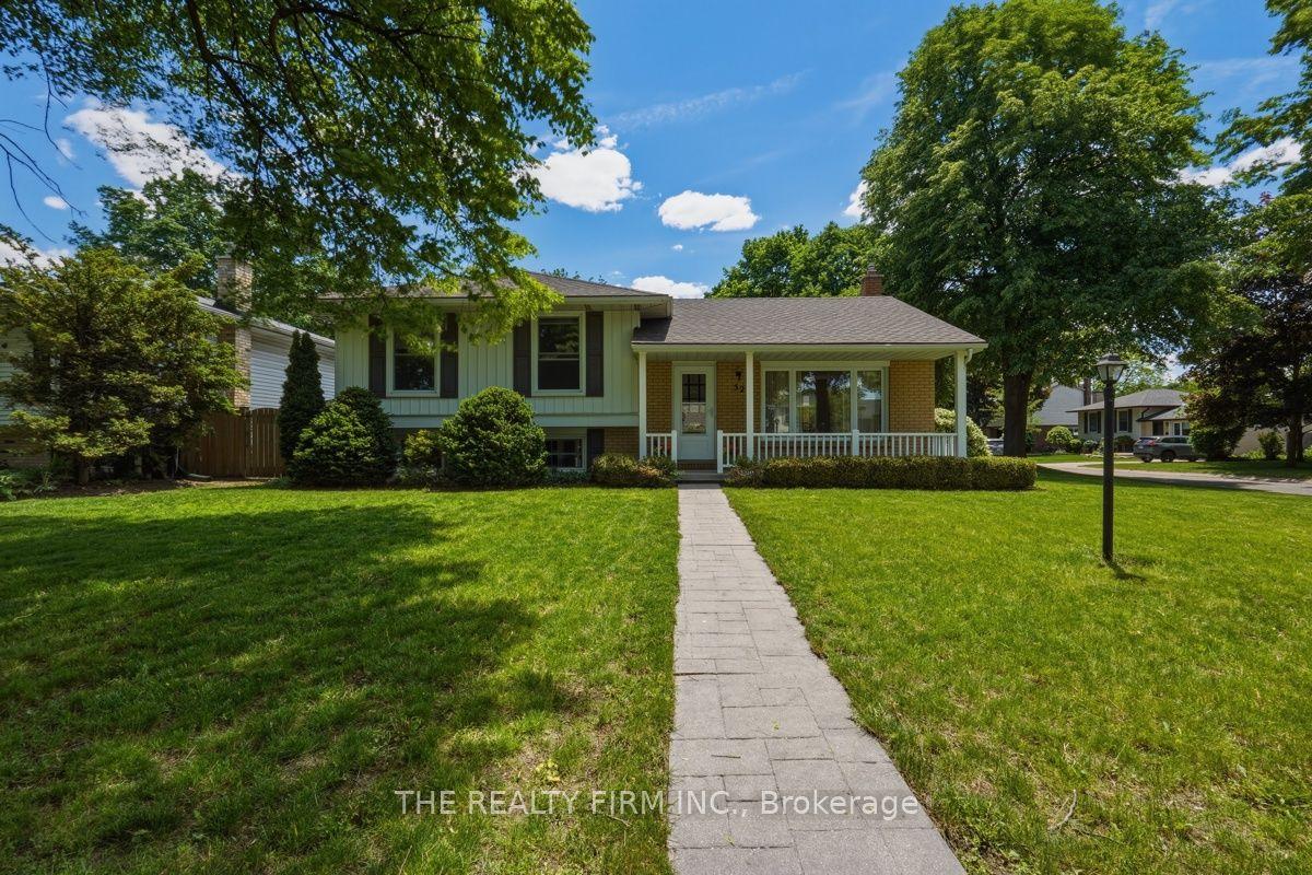 52 Maxwell Crescent — photo 1